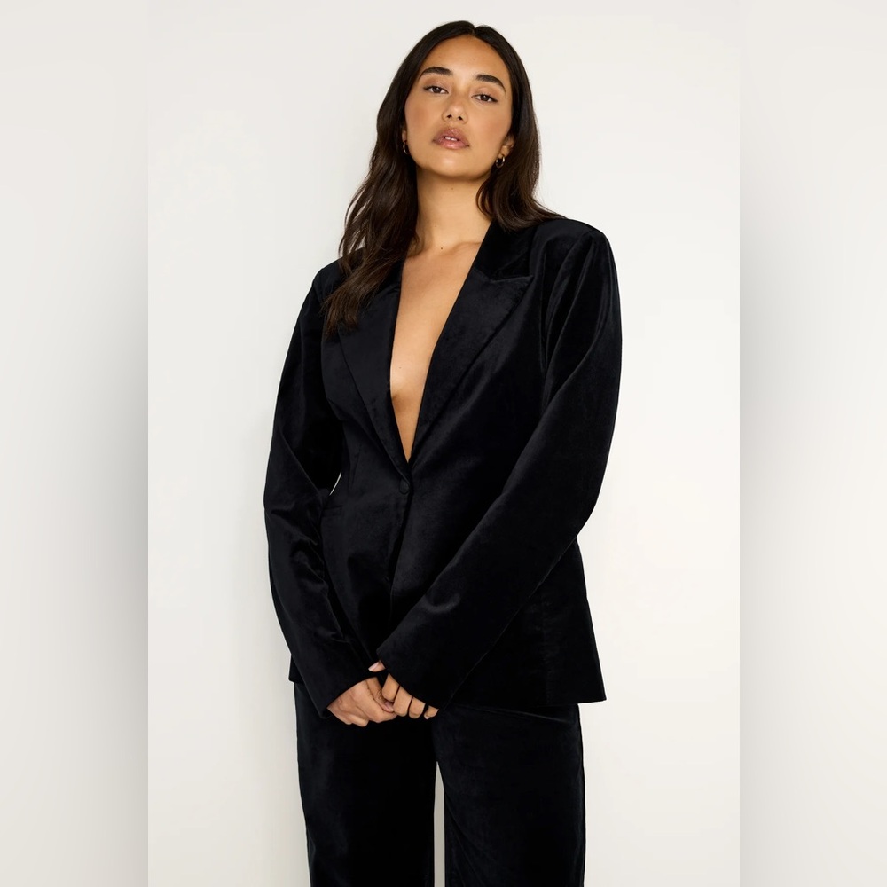 New Good American - VELVET SCULPTED BLAZER